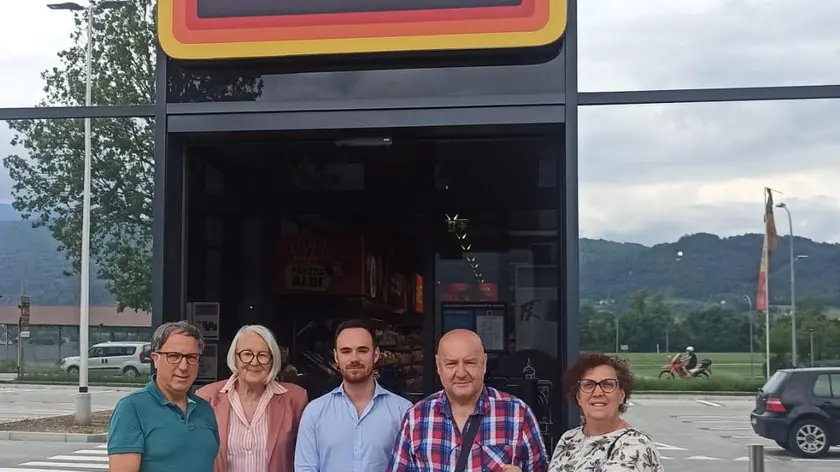 I firmatari della convenzione con il gruppo Aldi per recuperare i prodotti dei supermercati