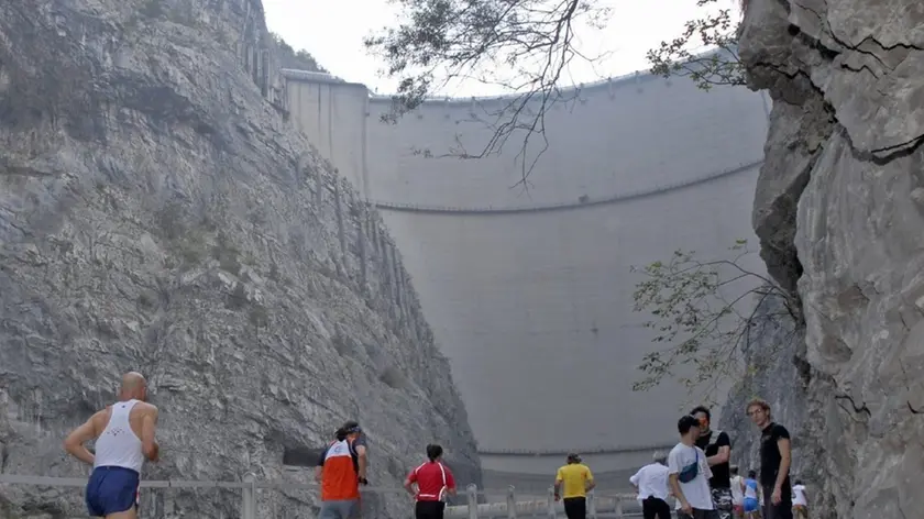 Longarone, 1 ottobre 2006, la prima edizione della pedonata "I percorsi della Memoria"..Una corsa tra i luoghi più celebri del disastro che toccò queste zone il 3 ottobre 1963 a partire dalla diga del Vajont.