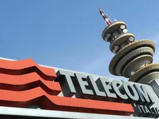 L'entrata della sede Telecom a Rozzano in una foto d'archivio. Telecom Italia svaluta le attivita' domestiche per 3,1 mld e questo porta in rosso i primi 9 mesi del 2011 che si chiude con una perdita di 1.206 milioni. Escludendo la svalutazione il risultato netto ammonterebbe a 2 milioni (+8,6%). I ricavi sono cresciuti del 10,9% a 22.059 milioni. L'indebitamento scende a 29.948 milioni. ANSA/ DANIEL DAL ZENNARO