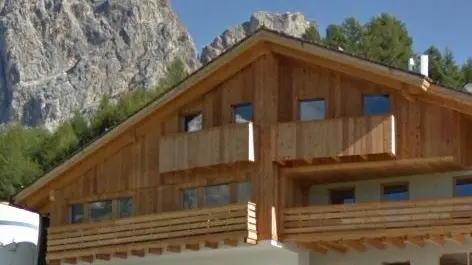 Il rifugio Guargnè durante una fase dei precedenti lavori