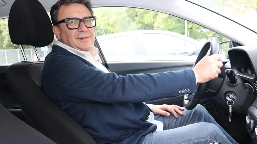 Samuele De Bettin al volante della sua auto