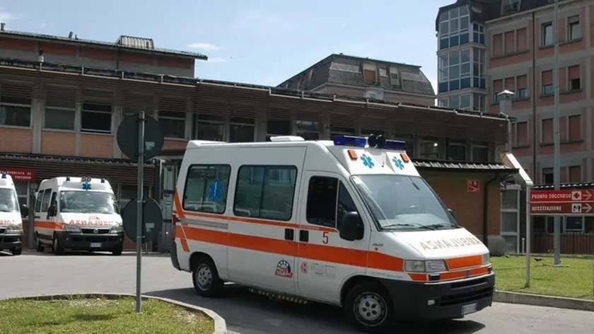 Un'ambulanza del Suem-118 che parte dal pronto soccorsoospedale belluno