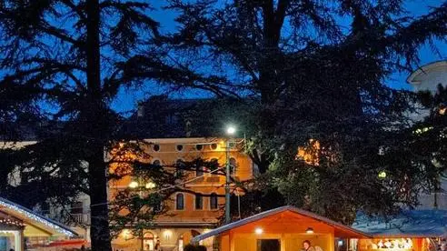 Le consuete casette del mercatino natalizio in piazza martiri