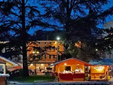 Le consuete casette del mercatino natalizio in piazza martiri