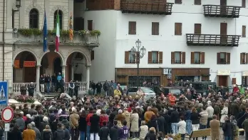 A lato il momento dell’arrivo del feretro alla chiesa