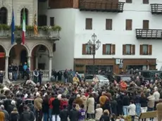 A lato il momento dell’arrivo del feretro alla chiesa