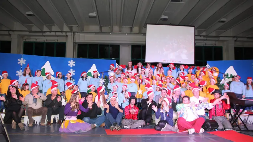 Foto di gruppo al termine del Concerto di Natale del Coro Arcobaleno