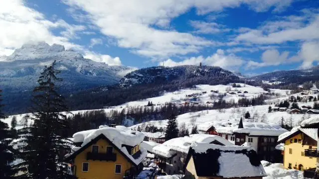 Cortina, oggi sotto il sole, si avvia verso un completo ritorno alla normalità, dopo una settimana di emergenza, per le abbondanti precipitazioni nevose, 6 febbraio 2014. ANSA / TOMMASO VESENTINI