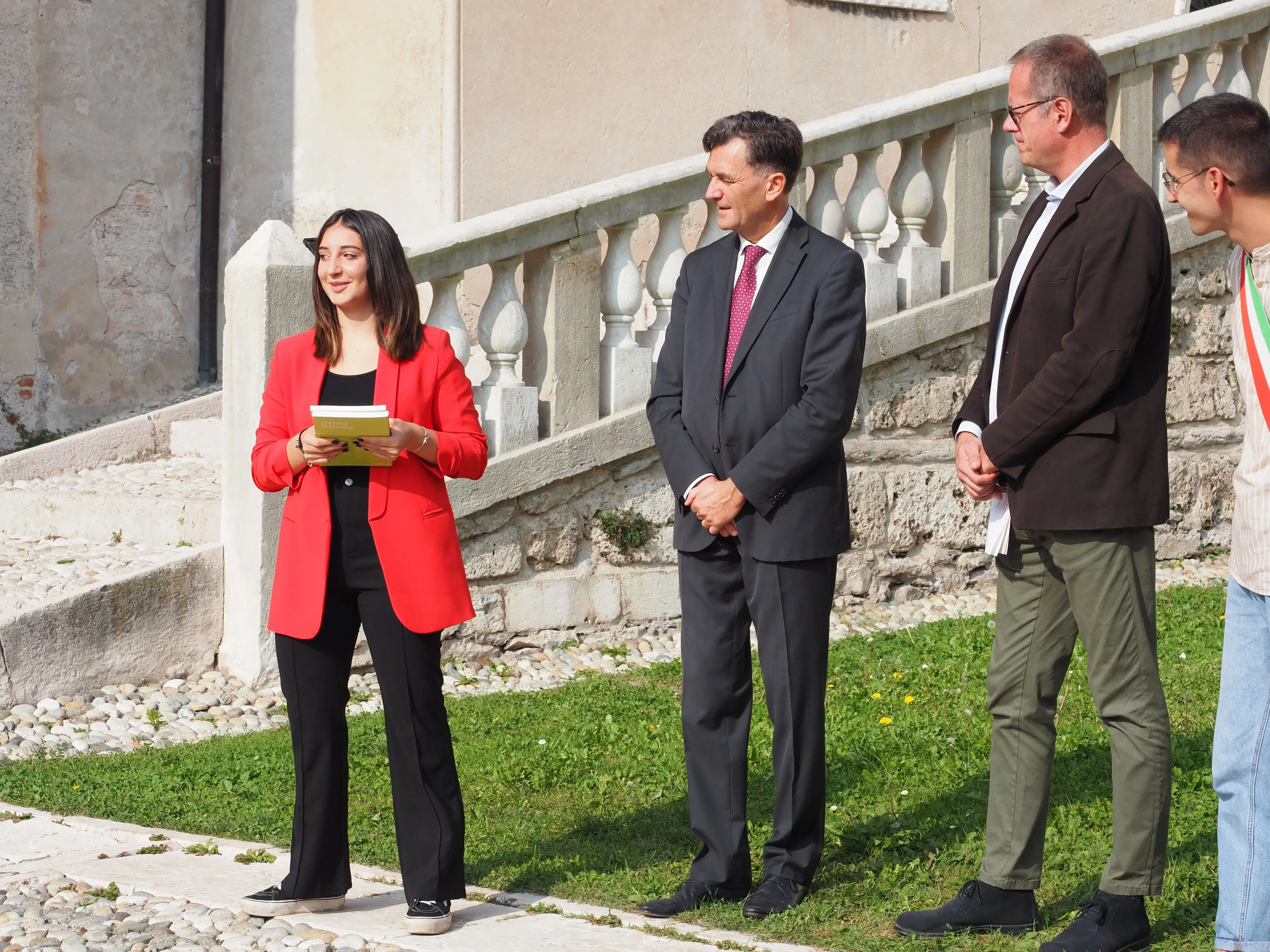 Piazza Maggiore a Feltre ha ospitato la consegna dei riconoscimenti della Famiglia Feltrina agli studenti diplomatisi con il massimo dei voti. La borsa di studio dedicata al medico Michele De Boni è stata conferita a Jessica Mocellin, mamma impegnata negli studi a Scienze infermieristiche