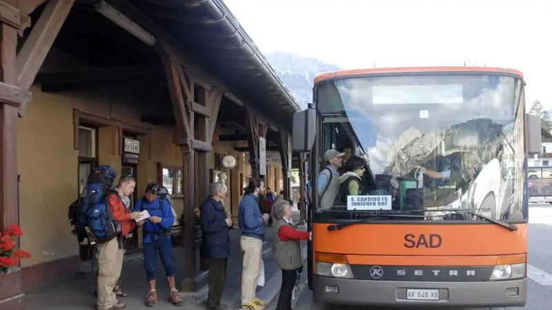 Cortina, 31 agosto 2006. la stazione - Un bus alla stazione di Cortina