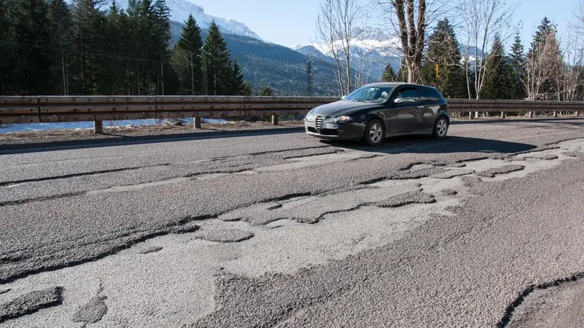 Un tratto pericoloso a Borca di Cadore. Molte buche pericolose sulle strade del Centro Cadore e della Val Boite.