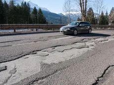 Un tratto pericoloso a Borca di Cadore. Molte buche pericolose sulle strade del Centro Cadore e della Val Boite.