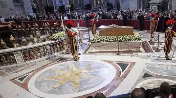 La devozione nella Basilica di fronte alla bara del Papa