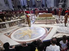 La devozione nella Basilica di fronte alla bara del Papa