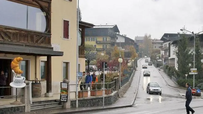 Da Col Federica, studentessa di 15 anni investita stamattina a Calalzo di Cadore mentre attendeva la corriera per andare a scuola è deceduta sul colpo. Il luogo dov'è avvenuto l'incidente.