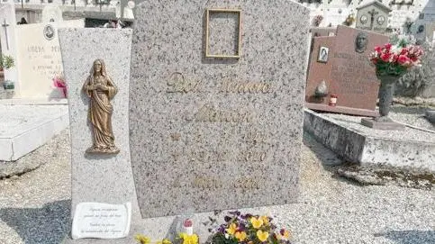 Sulla lapide di don Vinicio Marcon è stata asportata la foto ed è stata rotta la piccola teca