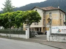 Qui sotto l’hotel Doriguzzi uno dei fiori all’occhiello della ricettività di Feltre, a destra il garage che diventerà ristorante