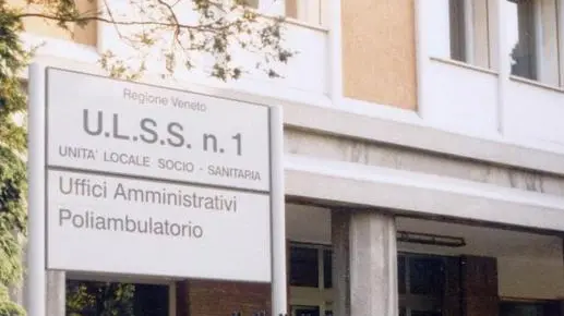 Alla sede della Usl in via Feltre ieri sono arrivati anche dipendenti di altri uffici pubblici tutti con in mano le cartelle pazze inviate dall'Erario