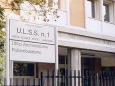 Alla sede della Usl in via Feltre ieri sono arrivati anche dipendenti di altri uffici pubblici tutti con in mano le cartelle pazze inviate dall'Erario