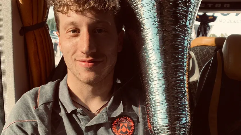 Kristian Sbardellotto con la Coppa della Primavera 2