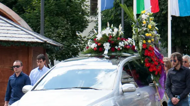 La processione verso il cimitero. Funerali a Cortina d'Ampezzo di Menardi Alda e Matteo.