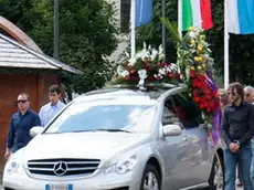 La processione verso il cimitero. Funerali a Cortina d'Ampezzo di Menardi Alda e Matteo.