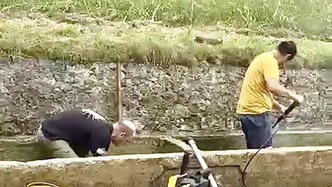 Residenti e turisti impegnati nella pulizia della fontana di Pianon