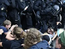 epa06076463 Riot police scuffle with protesters a protests against the G20 summit in Hamburg, Germany, 08 July 2017. The G20 Summit (or G-20 or Group of Twenty) is an international forum for governments from 20 major economies. The summit is taking place in Hamburg 07 to 08 July 2017. EPA/FILIP SINGER