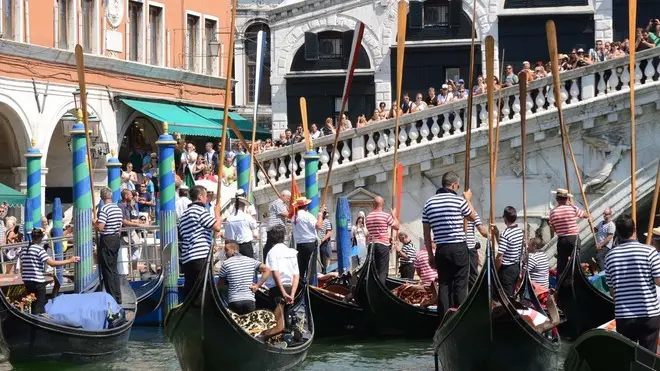 INTERPRESS/TAGLIAPIETRA-UN MINUTO DI RACCOGLIMENTO DA PARTE DEI GONDOLIERI NEL LUOGO DELL'INCIDENTE.