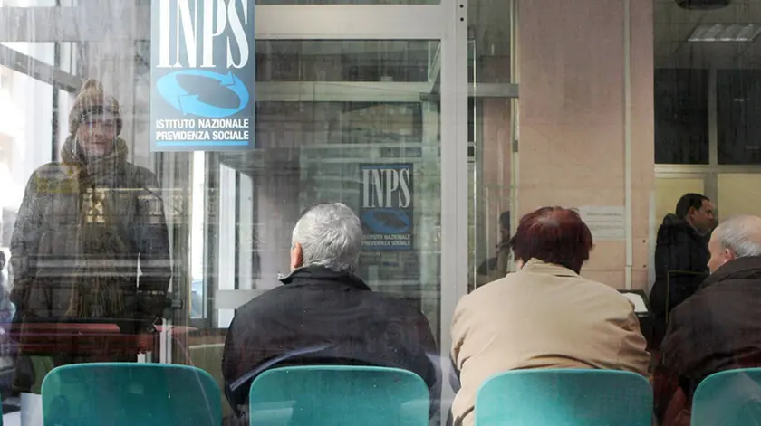 Pensionati in attesa presso un ufficio INPS di Napoli in una immagine di archivio ANSA/CIRO FUSCO