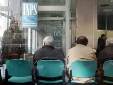 Pensionati in attesa presso un ufficio INPS di Napoli in una immagine di archivio ANSA/CIRO FUSCO