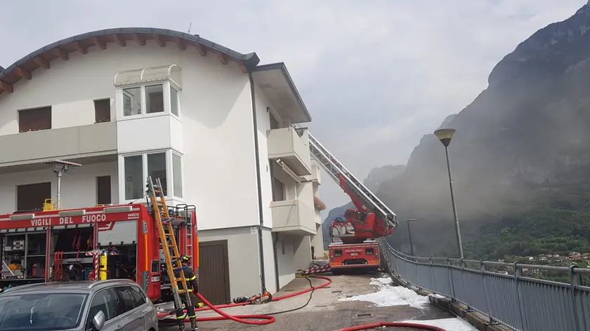 I vigili del fuoco durante l'intervento