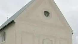 La chiesa della Madonna della Difesa. A destra, la cerimonia