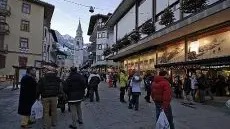 Turisti in centro a Cortina