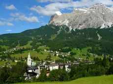 20071028 - CORTINA D'AMPEZZO (BELLUNO) - POL - REFERENDUM: CORTINA; IL 25,38% AL VOTO QUESTA MATTINA. Una veduta di Cortina d'Ampezzo del 19 luglio 2004. In 1733 su 6828 elettori, pari al 25,38%, hanno votato dalle 8 alle 12 di questa mattina, nei comuni di Cortina D'Ampezzo, Livinallongo del Col di Lana e Colle Santa Lucia (Belluno), al referendum consultivo per il distacco dalla regione Veneto e il passaggio di questi comuni alla regione autonoma Trentino-Alto Adige...ANSA/ DC ..