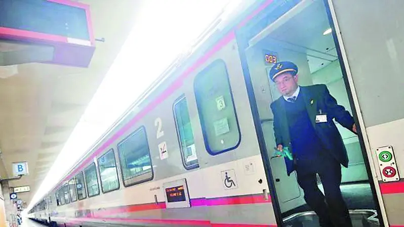 Un capotreno mentre scende dal vagone