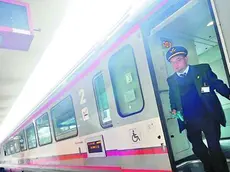 Un capotreno mentre scende dal vagone