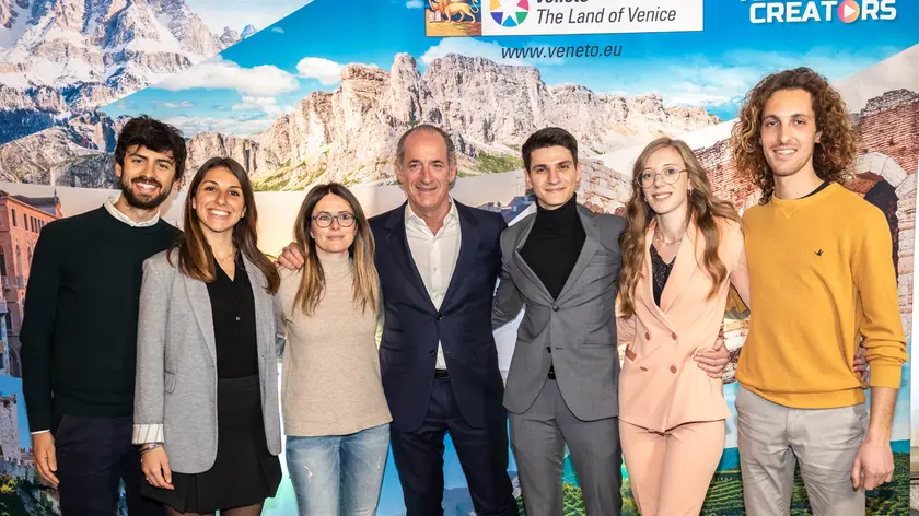 Il presidente veneto Luca Zaia con gli influencer che promuoveranno la provincia di Belluno