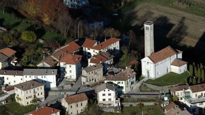 Belluno, 11 novembre 2005. Veduta aerea della frazione di Bolzano Bellunese