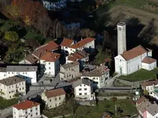 Belluno, 11 novembre 2005. Veduta aerea della frazione di Bolzano Bellunese