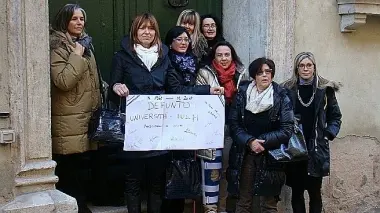 Foto di gruppo per le dipendenti A destra la visita del sindaco Vaccari