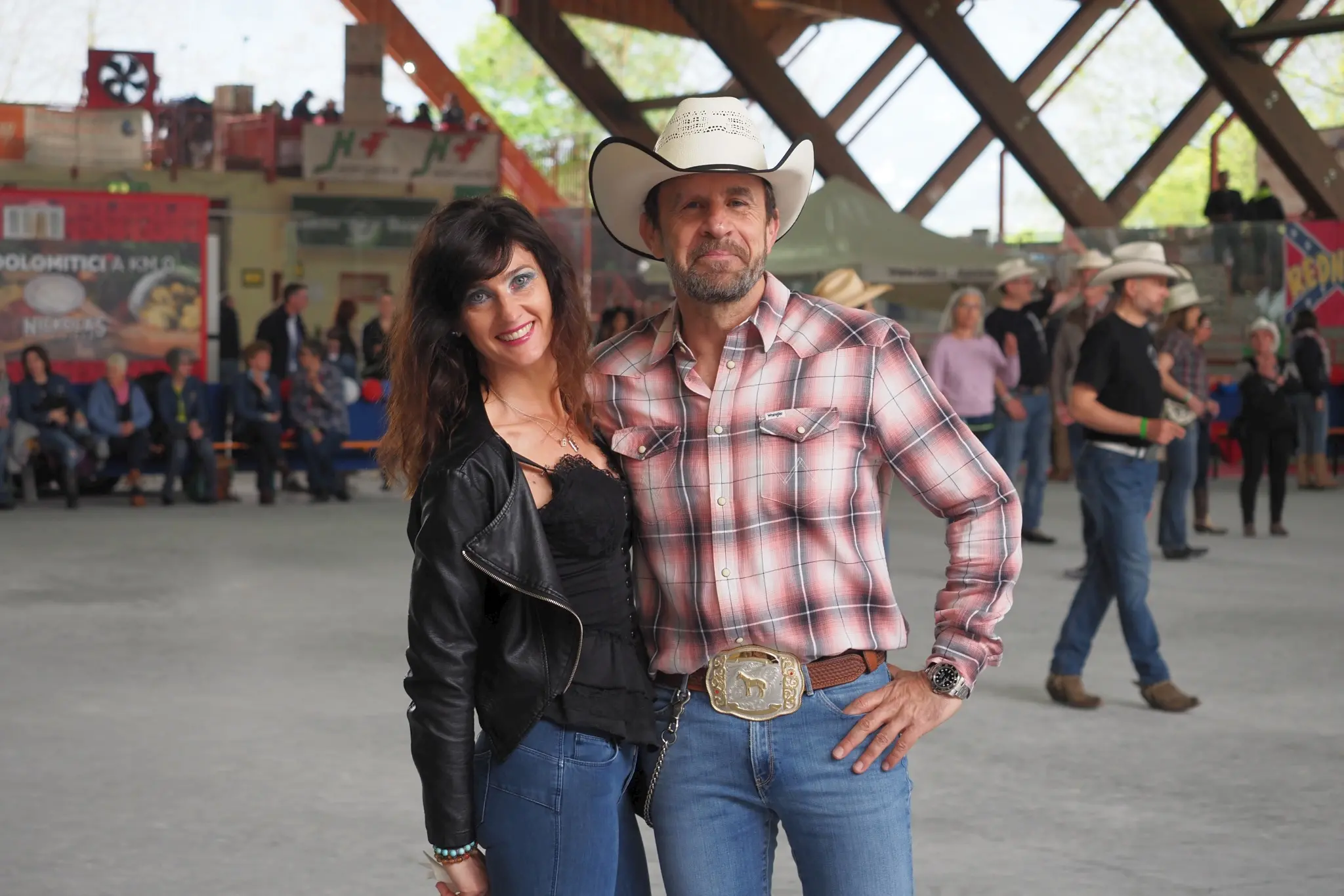 Appassionati di ballo country da tutto il nord Italia si sono radunati al palaghiaccio di Feltre per celebrare il Country day organizzato dall'associazione Redneck. Tra balli di gruppo e musica, il mercatino con i prodotti tipici del Feltrino e del Bellunese, l'esibizione degli sbandieratori che hanno portato un po' della magia del Palio di Feltre in pista, la giornata ha riscosso una notevole partecipazione. Tanto che, annunciano gli organizzatori, diventerà un appuntamento fisso. Ecco una carrellata di volti e di momenti del Country day Feltre (foto: Stefano De Barba)