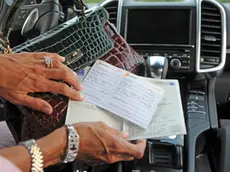 Un bollo e un libretto di circolazione di un'automobile di lusso, fotografati oggi 16 luglio 2011 a Pisa. La manovra economica approvata in tempi ultrarapidi dal Parlamento e' stata pubblica oggi in Gazzetta Ufficiale. Entrano cosi' in vigore da domani le norme modificate non previste dal decreto originario. Da subito scattano i rincari del bollo sul deposito titoli, il superbollo per le auto di lusso sopra i 225 kw, la stretta sulle stock option, l'aumento dell'Irap sulle concessionarie dello Stato e la normativa che potrebbe portare all'applicazione di ticket sanitari. Per altre norme la concreta attuazione segue un diverso calendario: dal prelievo sulle pensioni d'oro, che parte dal primo agosto, al taqlio sulle agevolazioni fiscali che si applichera' dal 2013.ANSA/FRANCO SILVI