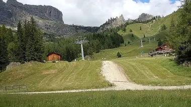 La nuova strada silvo-pastorale che porta fino alla località Bec de Ròces oggetto della protesta di Grones