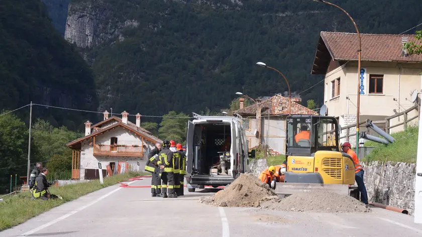 I vigili del fuoco al lavoro sull'Agordina