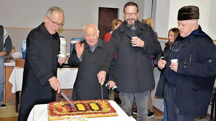 Il taglio della torta con il vescovo Marangoni