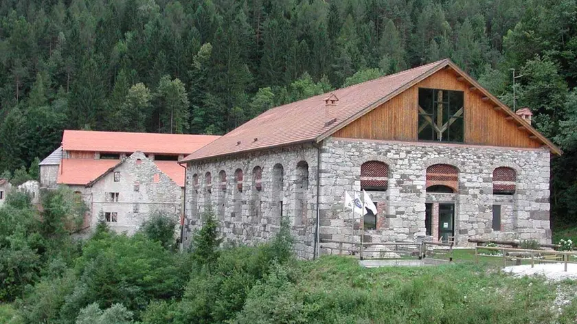 L'ostello di Valle Imperina a Rivamonte restaurato dal Parco, a sinistra una camera Sotto, uno degli edifici del Settecento del complesso minerario vicino ad Agordo