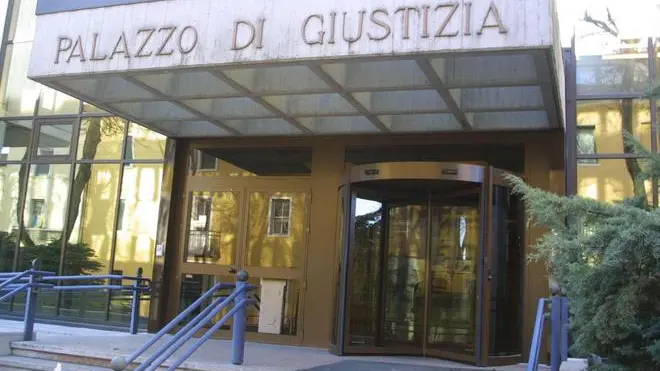 In tribunale a Belluno si e' concluso il primo grado del processo all'ex promotore finanziario trevigiano accusato di truffa ai danni di una quarantina di risparmiatori