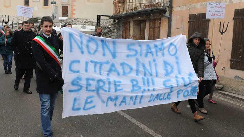 a zoldo alto manifestazione di protesta contro la chiusura dell'ufficio postale