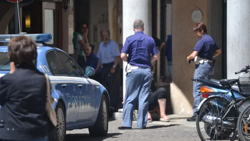 Agenti di polizia durante un controllo in piazza dei Martiri a Belluno